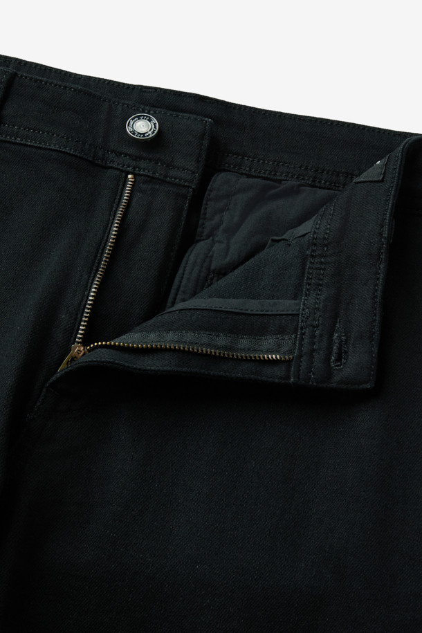 블랙 코튼 데님 팬츠는 베이직한 스타일로, 사계절 내내 활용 가능한 실용적인 아이템입니다. 일상, 출근룩, 데이트룩 등 다양한 TPO에 매치하기 좋으며, 미니멀, 클래식, 캐주얼 스타일을 즐겨 입는 분들께 추천합니다. 면과 데님 혼방 소재로 제작되어 편안한 착용감을 선사하며, 중간 두께감과 내추럴한 표면감의 원워싱 처리로 자연스러운 멋을 더했습니다. 어떤 상의와도 잘 어울려 데일리룩의 완성도를 높여줍니다.
