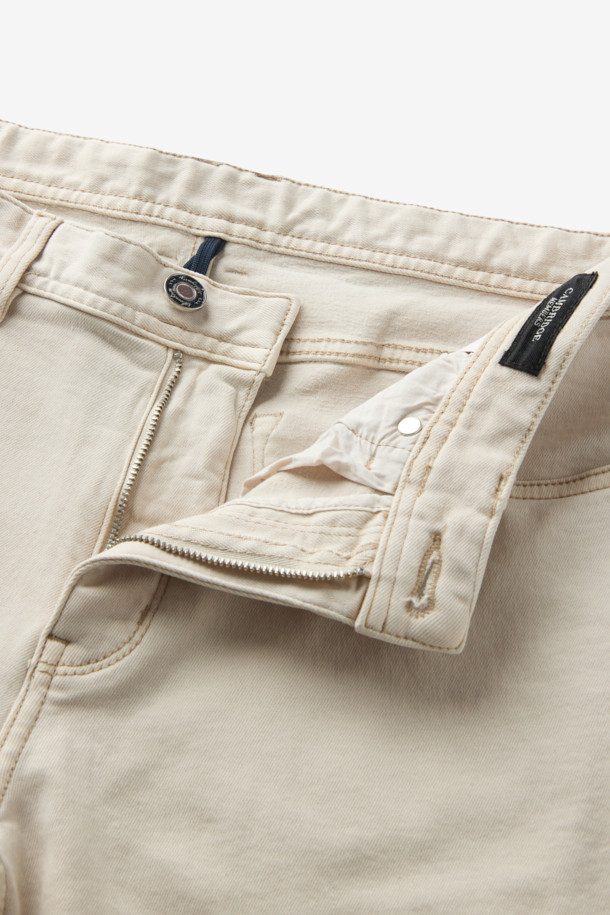 부드러운 에크루 컬러의 코튼 데님 팬츠입니다. 가먼트다잉 기법으로 제작되어 자연스러운 색감과 빈티지한 무드를 연출합니다. 안감은 기모 처리되어 겨울철에도 따뜻하게 착용 가능하며, 스트레치성 소재로 활동성을 높였습니다. 캐주얼 및 미니멀 스타일의 출근룩에 적합하며, 두꺼운 두께감으로 안정감 있는 핏을 선사합니다. 무지 디자인으로 어떤 상의에도 잘 어울려 활용도가 높습니다.
