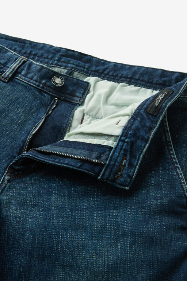 네이비 컬러의 울 소재 데님 팬츠입니다. 가을, 겨울 시즌에 어울리는 두꺼운 두께감으로 보온성이 뛰어나며, 부드러운 촉감을 선사합니다. 베이직하고 캐주얼한 스타일로, 일상복뿐만 아니라 출근룩으로도 활용 가능합니다. 레귤러핏으로 제작되어 편안한 착용감을 제공하며, 치노 팬츠 형태의 디자인이 특징입니다. 클래식, 미니멀, 캐주얼 등 다양한 스타일 연출에 활용할 수 있습니다.
