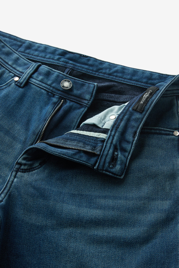 쌀쌀한 겨울 날씨에도 따뜻하고 스타일리시하게 연출할 수 있는 남성용 기모 데님입니다. 부드러운 촉감의 데님 소재에 기모 안감을 더해 보온성을 극대화했으며, 써모라이트 기능성 원사를 사용하여 추운 날씨에도 쾌적함을 유지합니다. 베이직하고 캐주얼한 무드의 무지 디자인으로, 출근룩은 물론 일상에서도 활용하기 좋습니다. 레귤러 핏 스트레이트 스타일로, 어떤 상의와도 자연스럽게 어울려 다양한 스타일을 연출할 수 있습니다.
