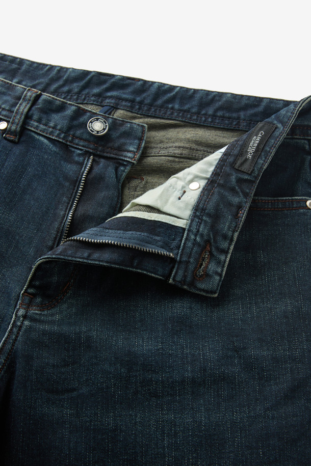 부드러운 셔닐 소재로 제작되어 포근한 착용감을 선사하는 셔닐 데님 바지입니다. 네이비 컬러의 무지 디자인으로 어떤 스타일에도 잘 어울리는 베이직한 아이템입니다. 셔닐직 이중 직조로 제작되어 두꺼운 두께감과 뛰어난 보온성을 자랑하며, 겨울철에도 따뜻하게 착용할 수 있습니다. 레귤러핏으로 편안한 착용감을 제공하며, 출근룩, 데이트룩 등 다양한 TPO에 활용 가능합니다. 클래식, 미니멀, 캐주얼 등 다양한 스타일을 연출하기 좋습니다.
