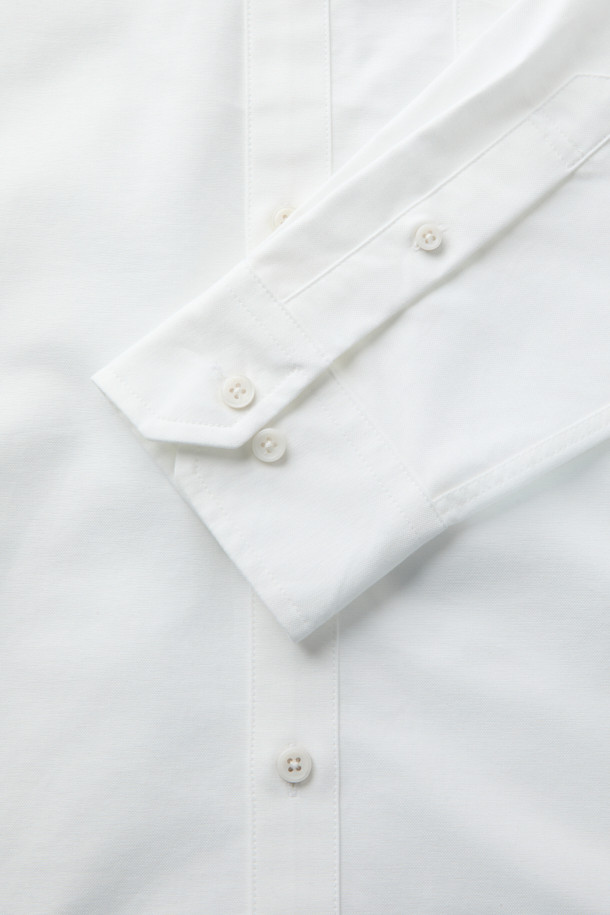 SOMELOS(소멜로스) 옥스포드 셔츠는 캐주얼, 클래식, 미니멀 스타일을 모두 아우르는 베이직 셔츠입니다. 부드러운 촉감의 면 소재로 제작되어 사계절 내내 편안하게 착용할 수 있으며, 레귤러 핏과 긴 소매 기장으로 어떤 스타일에도 잘 어울립니다. 화이트 컬러의 무지 디자인에 투톤 컬러 옥스포드 조직으로 은은한 포인트를 더했습니다. 차이나칼라 디테일이 돋보이는 옥스포드 셔츠로, 일상에서 폭넓게 활용할 수 있습니다.
