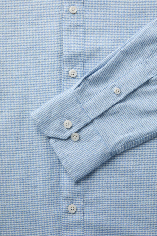 SOMELOS(소멜로스) 코튼 캐시미어 하운드투스 셔츠는 부드러운 촉감의 면과 캐시미어 혼방 소재로 제작되어 가을, 겨울 시즌에 착용하기 좋습니다. 하늘색 컬러의 레귤러핏 셔츠로, 베이직하면서도 클래식한 하운드투스 패턴이 돋보입니다. 차이나칼라와 긴 소매 디자인으로, 출근룩, 비즈니스 캐주얼, 모임룩 등 다양한 TPO에 활용할 수 있습니다. 밀드 가공 처리되어 물세탁이 가능하며, 스타일은 클래식과 미니멀을 추구하는 분들께 추천합니다.
