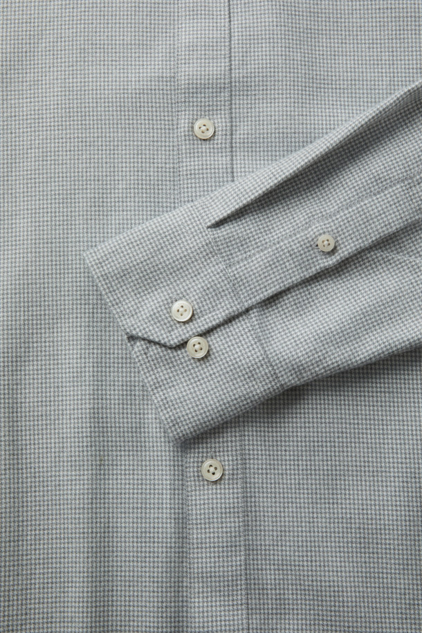 SOMELOS(소멜로스) 코튼 캐시미어 하운드투스 셔츠는 부드러운 촉감의 면과 캐시미어 혼방 소재로 제작되어 겨울철에도 따뜻하게 착용할 수 있습니다. 클래식한 무드의 그레이 컬러 하운드투스 패턴이 돋보이며, 레귤러 핏과 긴 소매 기장으로 편안한 착용감을 선사합니다. 출근룩, 비즈니스 캐주얼, 모임룩 등 다양한 TPO에 활용 가능한 실용적인 아이템입니다. 밀드 가공 처리와 물세탁이 가능하여 관리가 용이합니다. 미니멀하고 클래식한 스타일을 즐기는 분들께 추천합니다.
