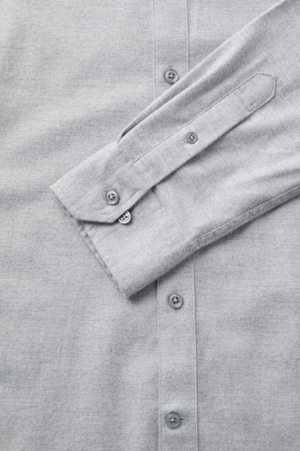 SOMELOS(소멜로스) 코튼 캐시미어 솔리드 셔츠는 부드러운 촉감의 면과 캐시미어 혼방 소재로 제작되어 간절기부터 겨울까지 착용하기 좋습니다. 차이나칼라 디자인과 레귤러핏으로 베이직하면서도 클래식한 스타일을 연출하며, 출근룩, 비즈니스 캐주얼, 모임룩 등 다양한 TPO에 활용할 수 있습니다. 얇은 두께감과 긴 소매 기장으로 간결한 실루엣을 완성하며, 미니멀한 무드의 데일리 아이템으로 활용하기 좋습니다. 밀드 가공 처리되어 물세탁이 가능하여 관리가 용이합니다.
