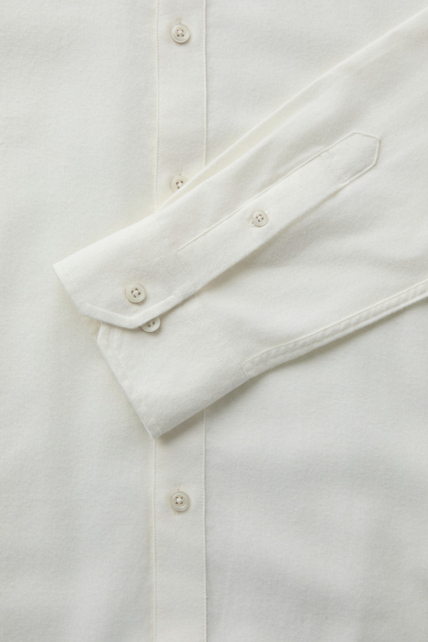 SOMELOS(소멜로스) 코튼 캐시미어 솔리드 셔츠는 부드러운 촉감의 면과 캐시미어 혼방 소재로 제작되어 간절기부터 겨울까지 착용하기 좋습니다. 차분하고 세련된 화이트 컬러의 무지 디자인에 레귤러 핏, 긴 소매, 차이나칼라 디테일이 더해져 베이직하면서도 클래식한 분위기를 연출합니다. 출근룩, 비즈니스 캐주얼, 모임룩 등 다양한 TPO에 활용 가능하며, 미니멀, 클래식 스타일을 선호하는 남성분들께 추천합니다. 밀드 가공 처리로 물세탁이 용이하여 관리가 편리합니다.
