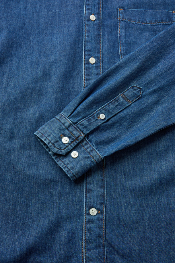 이 코튼 데님 셔츠는 봄, 가을에 어울리는 캐주얼 스타일의 상의입니다. 레귤러핏으로 제작되어 편안한 착용감을 제공하며, 버튼다운 네크라인과 긴 소매가 특징입니다. 워싱 처리된 블루 컬러의 무지 디자인은 어떤 룩에도 자연스럽게 어울립니다. 데이트룩, 출근룩 등 다양한 TPO에 활용할 수 있으며, 미니멀, 클래식 스타일을 선호하는 분들께 추천합니다. 면과 데님 소재의 조화로 부드러운 촉감과 내구성을 동시에 갖췄습니다.
