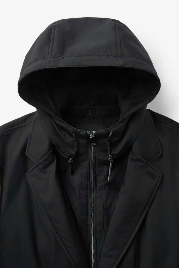 화섬 후드 패널 드라이빙 재킷은 간절기 날씨에 적합한 캐주얼 스타일의 남성용 재킷입니다. 블랙 색상의 무지 디자인으로, 출근룩이나 여행룩 등 다양한 TPO에 활용할 수 있습니다. 후드 탈부착이 가능하며, 방수, 방풍, 발수 기능과 보온성을 갖춰 변덕스러운 날씨에도 쾌적하게 착용할 수 있습니다. 레귤러 핏에 버튼 여밈 방식으로, 미니멀하고 클래식한 스타일을 연출합니다. 긴소매 기장의 화섬 소재로 제작되어 편안한 착용감을 제공합니다.
