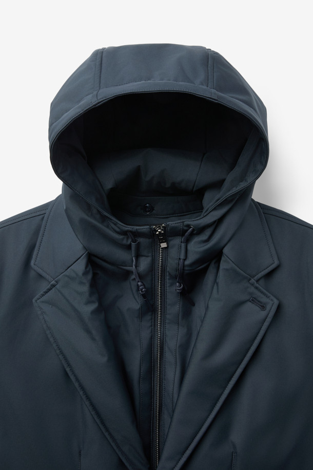 네이비 컬러의 화섬 후드 패널 드라이빙 재킷입니다. 간절기에 적합하며, 데일리 및 출근룩, 여행룩에 활용하기 좋은 캐주얼 스타일의 아우터입니다. 방수, 방풍, 발수, 보온 기능과 탈착 가능한 후드, 패딩 충전 안감으로 기능성을 높였습니다. 무지 패턴의 레귤러핏 디자인으로, 미니멀하고 클래식한 스타일을 연출하기 좋습니다. 두꺼운 두께감과 긴 소매 기장으로 따뜻함을 더했습니다.
