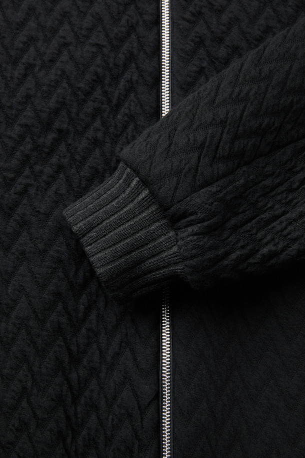 마지아 울 스트레치 블루종은 간절기에 적합한 남성용 블루종입니다. 블랙 컬러에 퀼팅 패턴이 돋보이며, 캐주얼과 모던 스타일을 동시에 연출합니다. 울 소재와 탄탄한 촉감, 긴 소매 기장이 특징이며, 패딩 충전재와 안감으로 보온성을 높였습니다. 비즈니스 캐주얼 및 출근룩에 활용하기 좋은 아이템으로, 집업 스타일로 간편하게 착용할 수 있습니다.
