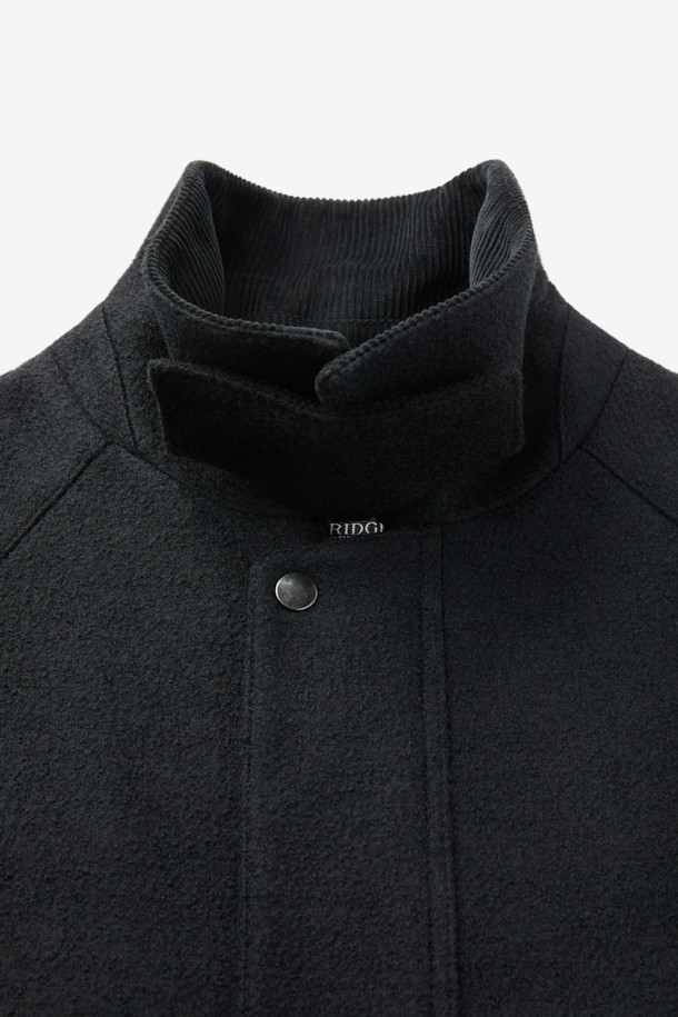 블랙 컬러의 울 부클트윌 사파리입니다. 간절기에 적합하며, 스타일리시하고 시크한 분위기를 연출합니다. 울, 폴리에스테르, 코듀로이 소재로 제작되어 부드러운 촉감을 선사하며, 카라 배색과 레이어드가 가능한 디자인으로 다양한 스타일을 연출할 수 있습니다. 무지 패턴의 중기장 기장으로 클래식, 미니멀, 시크한 출근룩에 완벽하게 어울립니다. 버튼 여밈 방식으로 간편하게 착용할 수 있으며, 충전재가 포함되어 있어 보온성을 더했습니다.
