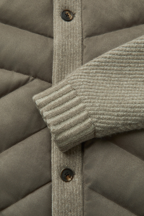 가을과 겨울, 당신의 스타일을 책임질 인조 스웨이드 하이브리드 구스다운 블루종입니다. 캐주얼한 무드의 이 블루종은 카키와 올리브 두 가지 색상으로 출시되어, 출근룩은 물론 다양한 일상 스타일에 활용하기 좋습니다. 부드러운 촉감의 스웨이드 소재와 보온성을 높여주는 구스다운 안감, 그리고 니트 소매의 하이브리드 디자인이 특징입니다. 레귤러 핏으로 편안한 착용감을 선사하며, 버튼 여밈 방식과 무지 패턴으로 미니멀하고 클래식한 분위기를 연출합니다. 쌀쌀한 날씨에도 따뜻하고 스타일리시하게 당신의 개성을 표현해보세요.
