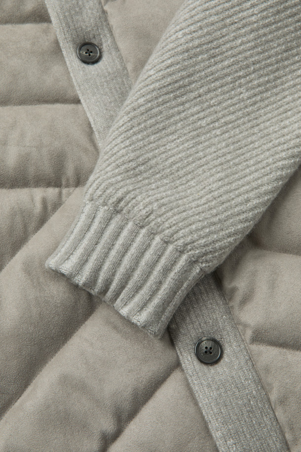 인조 스웨이드 하이브리드 구스다운 블루종은 부드러운 촉감의 인조 스웨이드 소재와 보온성이 뛰어난 구스다운 안감, 니트 소매의 하이브리드 디자인으로 한겨울에도 따뜻하게 착용할 수 있습니다. 캐주얼, 미니멀, 클래식 스타일을 아우르는 디자인으로, 일상복으로 활용하기 좋습니다. 레귤러 핏에 버튼 여밈 방식으로 편안한 착용감을 선사하며, 무지 디자인으로 어떤 스타일에도 쉽게 매치할 수 있습니다. 톤 다운된 그레이 컬러로 세련된 분위기를 연출합니다.
