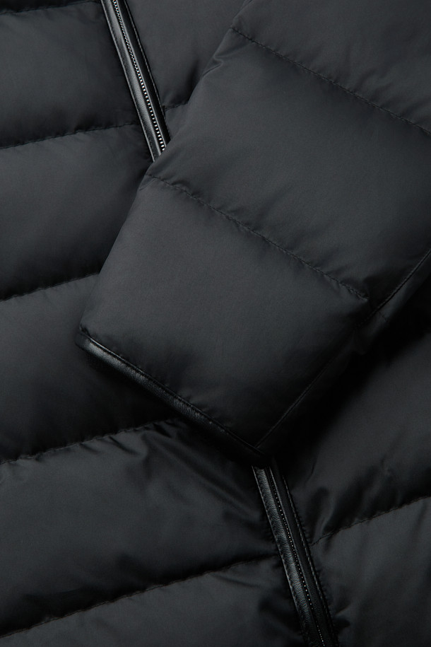 가죽 트리밍 경량 구스다운 블루종은 겨울철 출근룩을 위한 베이직 스타일의 아우터입니다. 가볍고 따뜻한 구스다운 충전재와 부드러운 나일론 소재, 가죽 트리밍 디테일이 고급스러운 분위기를 연출합니다. 숏 기장의 레귤러핏 블루종으로, 니트 시보리 밑단과 소매 니트 디테일이 편안한 착용감을 선사합니다. 집업 스타일로 간편하게 착용 가능하며, 무지 블랙 컬러로 어떤 옷에도 쉽게 매치할 수 있습니다. 보온성과 경량성을 동시에 갖춰 겨울철 데일리 아우터로 손색없습니다.
