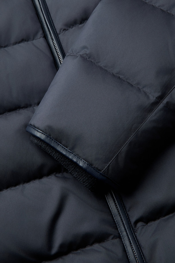 가죽 트리밍 경량 구스다운 블루종은 겨울철 추위를 막아줄 따뜻함과 스타일을 모두 갖춘 아우터입니다. 가볍고 부드러운 나일론 소재에 구스다운 충전재를 사용하여 뛰어난 보온성을 제공하며, 가죽 트리밍 디테일로 고급스러움을 더했습니다. 베이직한 디자인으로 출근룩이나 여행룩 등 다양한 TPO에 활용 가능하며, 미니멀, 클래식, 캐주얼 등 어떤 스타일에도 잘 어울립니다. 숏 기장의 블루종 스타일로 활동성을 높였으며, 니트 시보리로 편안한 착용감을 선사합니다. 집업 방식으로 간편하게 착용할 수 있으며, 데일리 아우터로 손색없는 활용도를 자랑합니다.
