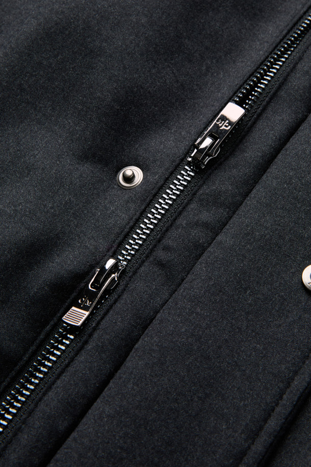 레다 울 후드 구스다운 점퍼는 겨울철 남성분들의 일상 및 캐주얼룩을 책임지는 아우터입니다. 클래식하고 미니멀한 스타일을 추구하며, 부드러운 촉감의 울 소재로 제작되어 고급스러운 착용감을 선사합니다. 무지 디자인에 레귤러핏으로 제작되었으며, 집업 방식으로 간편하게 착용 가능합니다. 보온성과 경량성을 갖춘 구스다운 충전재와 레이어드가 가능한 디자인으로, 출근룩과 모임룩 등 다양한 TPO에 활용할 수 있습니다.
