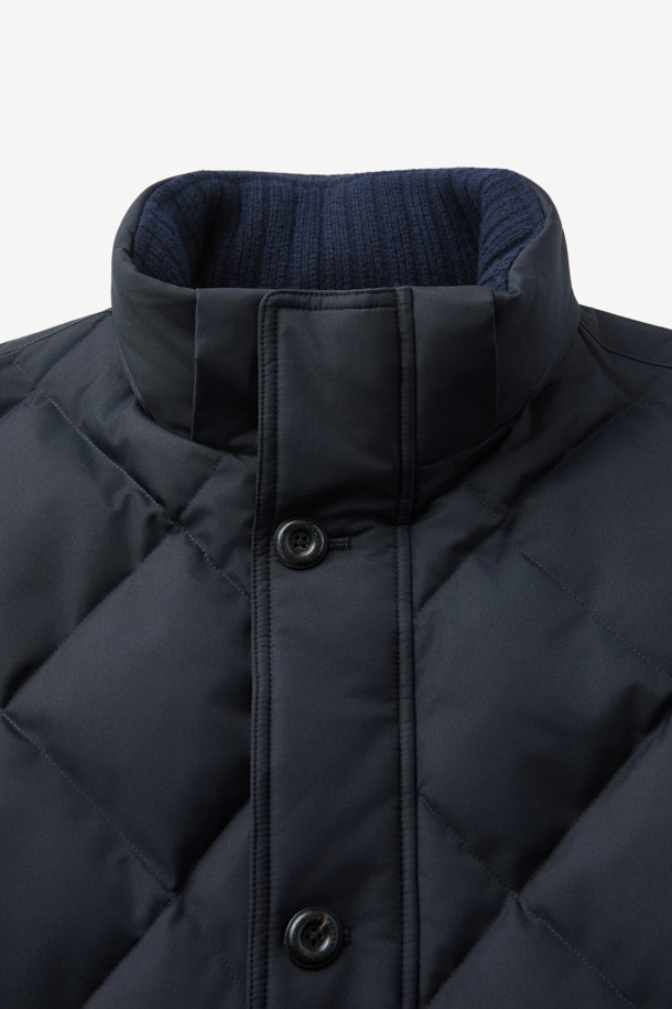 듀크 구스다운 파카는 겨울철 캐주얼 및 일상룩에 적합한 남성용 아우터입니다. 네이비 색상의 무지 디자인으로, 후드 탈착이 가능하며 경량 구스다운 충전재를 사용하여 보온성을 높였습니다. 지퍼와 버튼으로 여밀 수 있으며, 중기장 기장의 레귤러핏으로 제작되어 편안한 착용감을 제공합니다. 출근룩과 여행룩 모두 소화 가능한 미니멀하고 베이직한 스타일의 파카입니다. 
