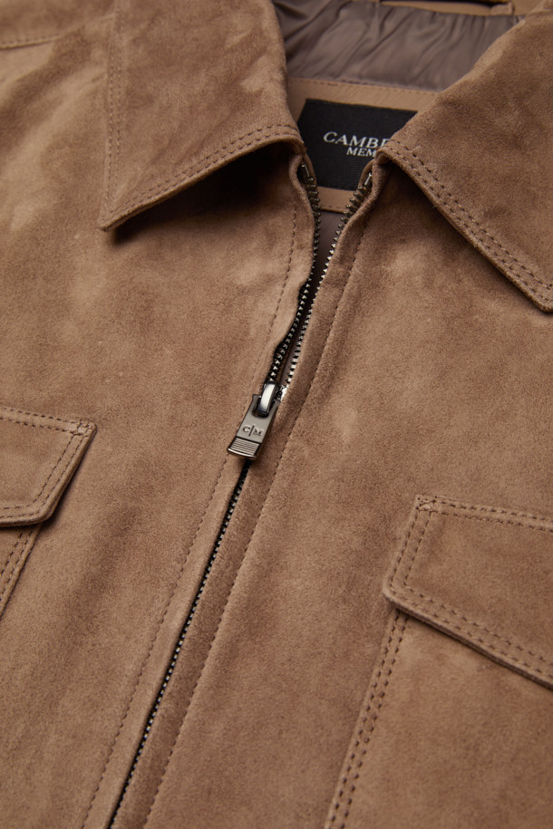 고급스러운 무드의 남성용 '고트 스웨이드 트러커' 자켓입니다. 부드러운 촉감의 고급 고트스킨 스웨이드 소재로 제작되어, 봄, 가을 시즌에 착용하기 좋습니다. 브라운 컬러와 클래식, 캐주얼 스타일을 아우르는 디자인은 데이트룩, 모임룩, 비즈니스 캐주얼 등 다양한 TPO에 활용할 수 있습니다. 레귤러핏과 크롭 기장, 집업 여밈 방식으로 편안한 착용감을 선사하며, 미니멀한 스타일을 즐기는 분들께도 추천합니다. 물에 약하니, 젖지 않도록 주의하여 관리해주세요.
