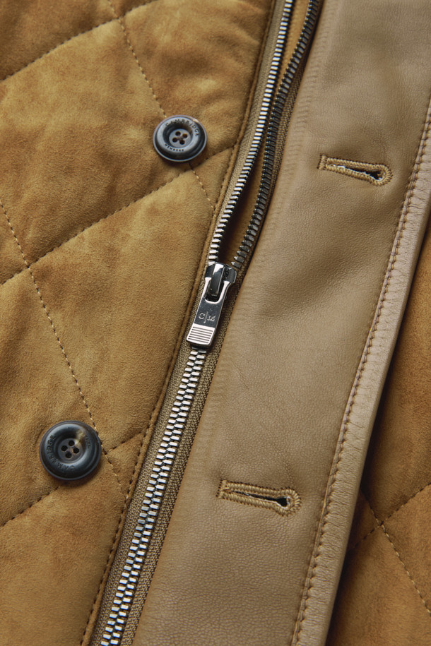 가을, 겨울 시즌을 위한 고트 스웨이드 퀼팅 드라이빙 점퍼입니다. 브라운과 카멜 두 가지 색상으로 출시되었으며, 캐주얼과 클래식 스타일을 모두 연출할 수 있습니다. 부드러운 스웨이드 소재와 두꺼운 두께감, 패딩 안감으로 따뜻함과 편안함을 선사합니다. 퀼팅 디자인과 레귤러핏으로 세련된 룩을 완성하며, 버튼 여밈 방식으로 간편하게 착용 가능합니다. 출근룩, 모임룩 등 다양한 TPO에 활용할 수 있는 실용적인 아이템입니다.
