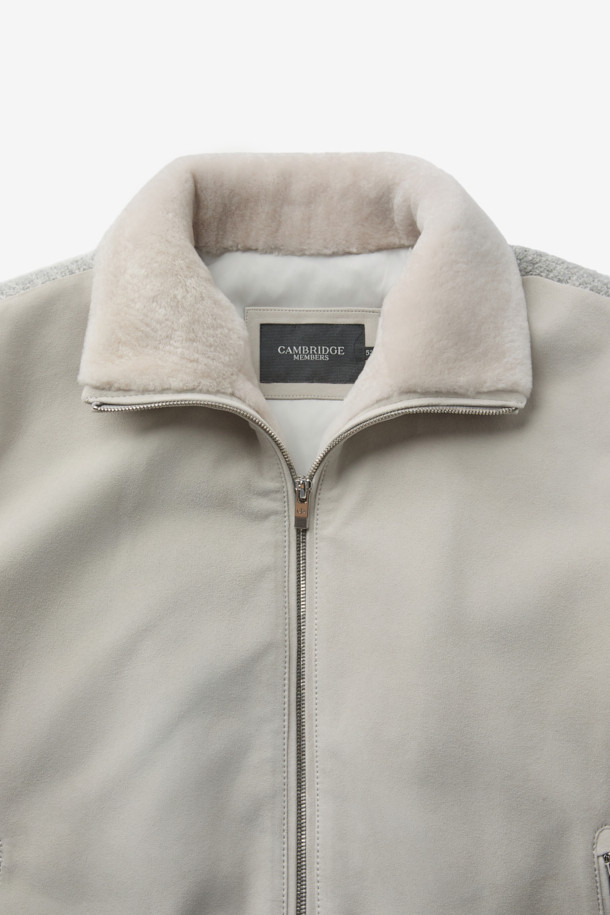 남성용 고트 스웨이드 하이브리드 구스 다운 블루종입니다. 부드러운 촉감의 고트 스웨이드와 니트 소재의 조화가 돋보이며, 등판과 소매는 니트 소재로, 카라와 퍼 배색으로 포인트를 더했습니다. 유럽피안 구스다운 충전재를 사용하여 보온성을 높였으며, 일상 및 데이트룩에 활용하기 좋은 캐주얼 스타일의 점퍼입니다. 레귤러핏으로 편안하게 착용 가능하며, 가을, 겨울 시즌에 따뜻함을 선사합니다. 집업 방식으로 간편하게 입고 벗을 수 있으며, 무지 디자인으로 다양한 스타일 연출이 용이합니다.
