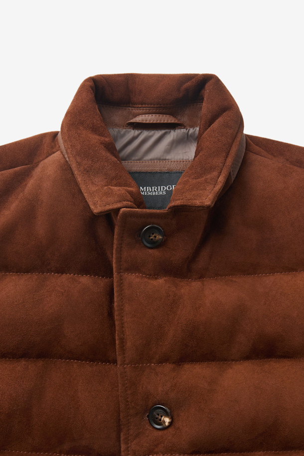 부드러운 스웨이드 소재와 따뜻한 구스다운 충전재가 돋보이는 남성용 램 스웨이드 후드 드라이빙 구스 다운 재킷입니다. 베이직하고 캐주얼한 스타일로, 일상과 비즈니스룩 모두에 잘 어울립니다. 탈부착 가능한 후드와 포근한 퍼 안감으로 보온성을 높였으며, 경량 설계로 편안한 착용감을 선사합니다. 브라운 컬러의 레귤러핏 드라이빙 재킷으로, 버튼 여밈 방식과 긴 소매 기장을 갖추었습니다. 겨울철, 클래식하면서도 미니멀한, 그리고 캐주얼한 스타일을 연출해보세요.
