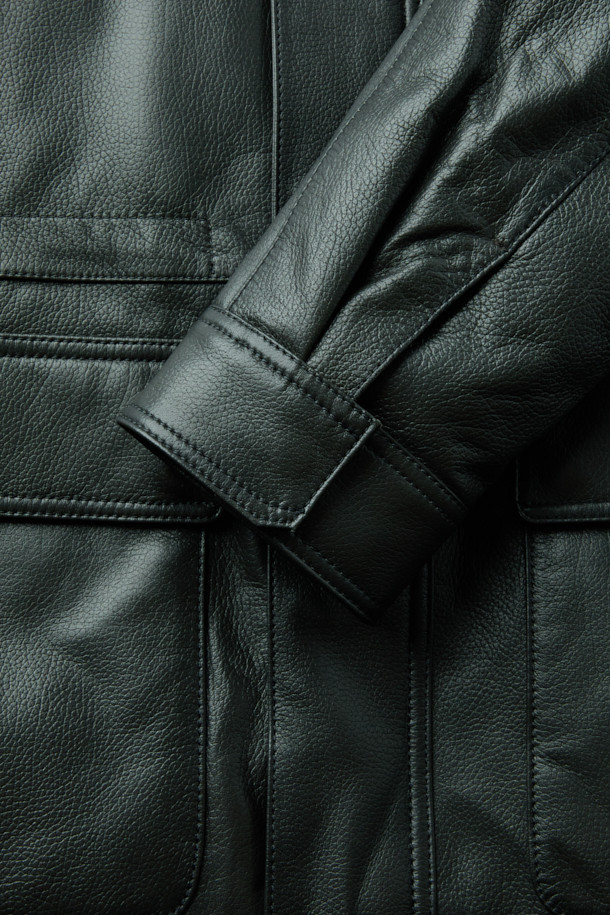 **램 스탠카라 구스 다운 사파리**는 부드러운 램스킨(양가죽) 소재와 구스다운 충전재를 사용하여 보온성을 극대화한 겨울 아우터입니다. 클래식하고 캐주얼한 스타일을 모두 아우르는 디자인으로, 일상 및 출근룩에 적합합니다. 하프 기장의 레귤러핏으로 제작되었으며, 탈부착 가능한 니트 칼라와 집업 여밈 방식이 특징입니다. 블랙과 다크 그린 두 가지 색상으로 만나볼 수 있으며, 무지 패턴으로 미니멀한 매력을 더했습니다. 추운 겨울, 스타일과 따뜻함을 동시에 잡을 수 있는 램 스탠카라 구스 다운 사파리를 경험해 보세요.
