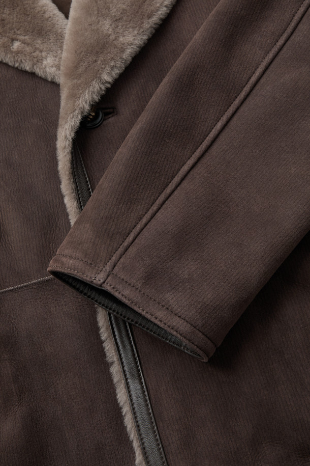 클래식하고 엘레강스한 무드를 자아내는 여성 램 무스탕입니다. 부드러운 소가죽 소재에 두꺼운 두께감으로 뛰어난 보온성을 자랑하며, 안감은 퍼로 마감하여 포근한 착용감을 선사합니다. 롱 기장의 브라운 컬러 무스탕으로, 시크한 스트라이프 패턴과 더블 페이스, 퍼 배색 디테일이 돋보입니다. 싱글 버튼 여밈과 레귤러핏으로 제작되어 데이트룩, 모임룩, 연말 모임룩 등 다양한 TPO에 활용 가능합니다.
