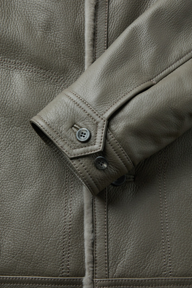 부드러운 스웨이드와 가죽 소재로 제작된 남성용 "디어 나빠 풀퍼"는 클래식한 무드의 트러커 코트입니다. 카키 컬러에 무지 패턴으로 어떤 스타일에도 잘 어울리며, 특히 데이트룩, 출근룩, 모임룩에 적합합니다. 안감 전체에 위즐 퍼를 사용하여 뛰어난 보온성을 제공하며, 두꺼운 두께감으로 한겨울 추위에도 따뜻하게 착용할 수 있습니다. 레귤러핏과 레귤러 기장으로 편안한 착용감을 선사하며, 버튼 여밈 방식과 긴 소매 디자인이 특징입니다. 클래식하고 미니멀한 스타일을 즐기는 남성분들께 추천합니다.
