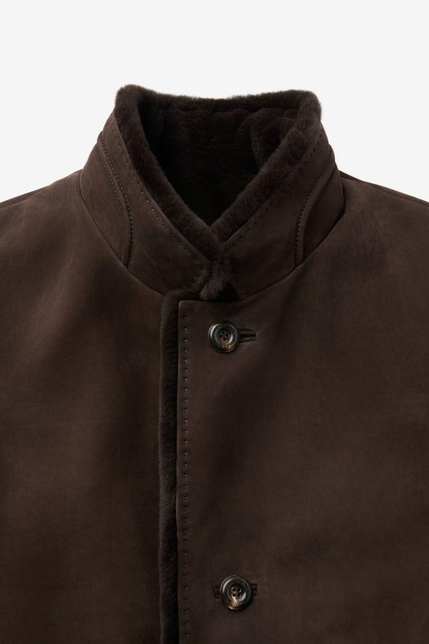 베이비카프 스탠카라 풀퍼는 여성용 아우터로, 가을과 겨울에 따뜻하게 입을 수 있는 제품입니다. 브라운 컬러의 소가죽 소재로 제작되었으며, 부드러운 촉감을 자랑합니다. 하프 기장의 레귤러핏 디자인에 버튼 여밈 방식으로 클래식하고 미니멀한 스타일을 연출합니다. 안감은 위즐 퍼로 처리되어 보온성을 높였으며, 스탠드 칼라와 긴 소매가 특징입니다. 출근룩, 모임룩, 데이트룩 등 다양한 TPO에 시크하게 매치할 수 있습니다.
