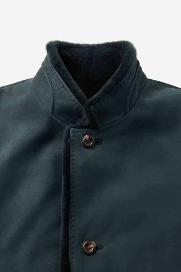 **베이비카프 스탠카라 풀퍼**는 여성용 아우터로, 가을과 겨울에 착용하기 좋은 두꺼운 소가죽 재킷입니다. 클래식하고 캐주얼한 스타일을 아우르며, 일상과 출근룩, 모임룩에 모두 잘 어울립니다. 그린 컬러의 무지 디자인에 하프 기장, 스탠카라, 긴 소매, 버튼 여밈 방식이 특징입니다. 안감은 퍼 소재로 제작되어 부드러운 촉감과 뛰어난 보온성을 제공합니다. 레귤러핏으로 제작되어 편안하게 착용 가능하며, 미니멀한 스타일을 선호하는 분들께 추천합니다.
