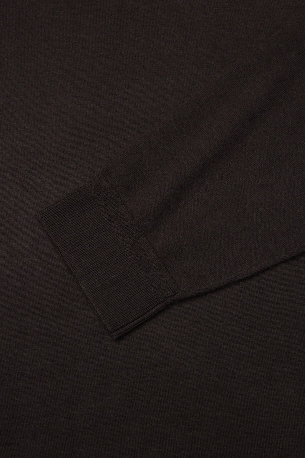 뉴베이 캐시미어100 카라넥 니트는 부드러운 촉감의 캐시미어 100% 소재로 제작되어 가을과 겨울, 따뜻하고 포근하게 착용할 수 있습니다. 베이직하고 캐주얼한 스타일로, 레귤러 핏에 하프 버튼 여밈, 카라넥 디자인이 특징입니다. 브라운 컬러의 무지 디자인으로 다양한 룩에 활용하기 좋으며, 출근룩과 모임룩을 위한 클래식하고 미니멀한 스타일을 연출할 수 있습니다. 소매와 밑단은 리브 마감으로 처리되어 안정적인 착용감을 제공합니다. 레귤러 기장으로 어떤 하의에도 잘 어울려 데일리 니트로 손색없습니다.
