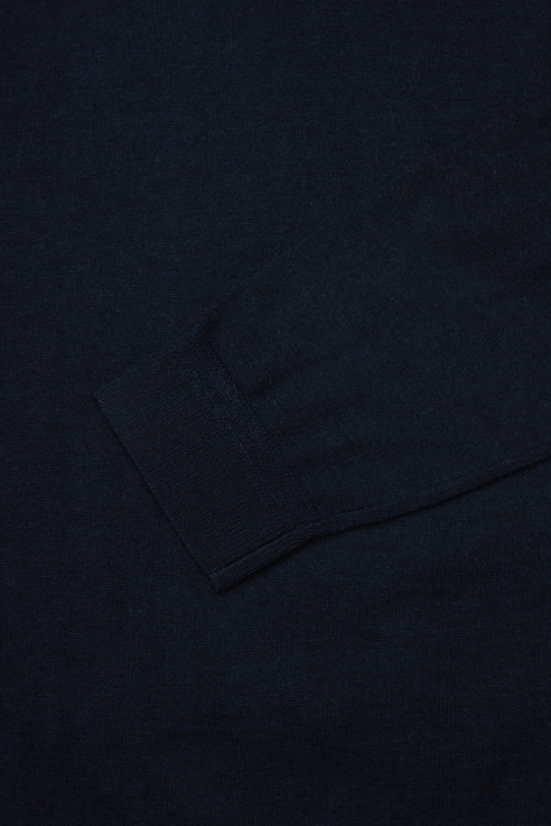 뉴베이 캐시미어 100 카라넥 니트는 부드러운 촉감과 따뜻함을 선사하는 남성용 니트 스웨터입니다. 100% 캐시미어 소재로 제작되어 가을, 겨울철에 포근하게 착용할 수 있으며, 베이직하고 캐주얼한 스타일을 연출합니다. 하프 버튼 여밈과 소맷단, 밑단의 리브 마감으로 디테일을 더했으며, 레귤러핏으로 편안한 착용감을 제공합니다. 네이비 색상과 카라넥 디자인으로 출근룩, 비즈니스 캐주얼, 캐주얼, 클래식, 미니멀 스타일 모두에 잘 어울립니다. 긴 소매 기장의 두꺼운 두께감으로 보온성을 높였습니다.
