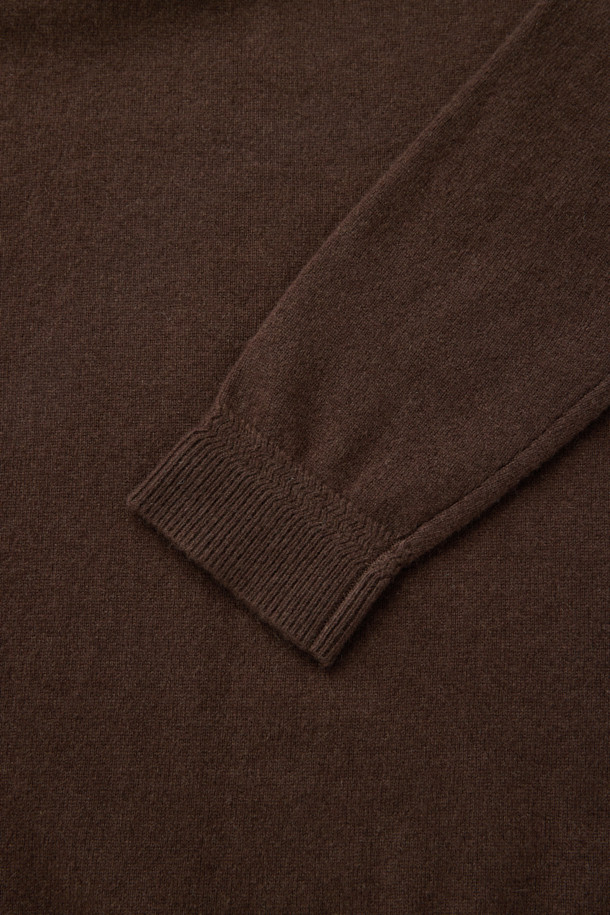 부드러운 촉감의 켄싱턴 캐시미어 100% 카라넥 니트입니다. 겨울철 따뜻함을 선사하는 베이직 스타일의 브라운 컬러 무지 니트입니다. 출근룩과 모임룩에 모두 어울리는 클래식, 미니멀, 캐주얼 스타일을 연출할 수 있습니다. 3버튼 카라넥 디자인과 볼륨감 있는 원사가 특징이며, 긴 소매 기장으로 제작되었습니다.
