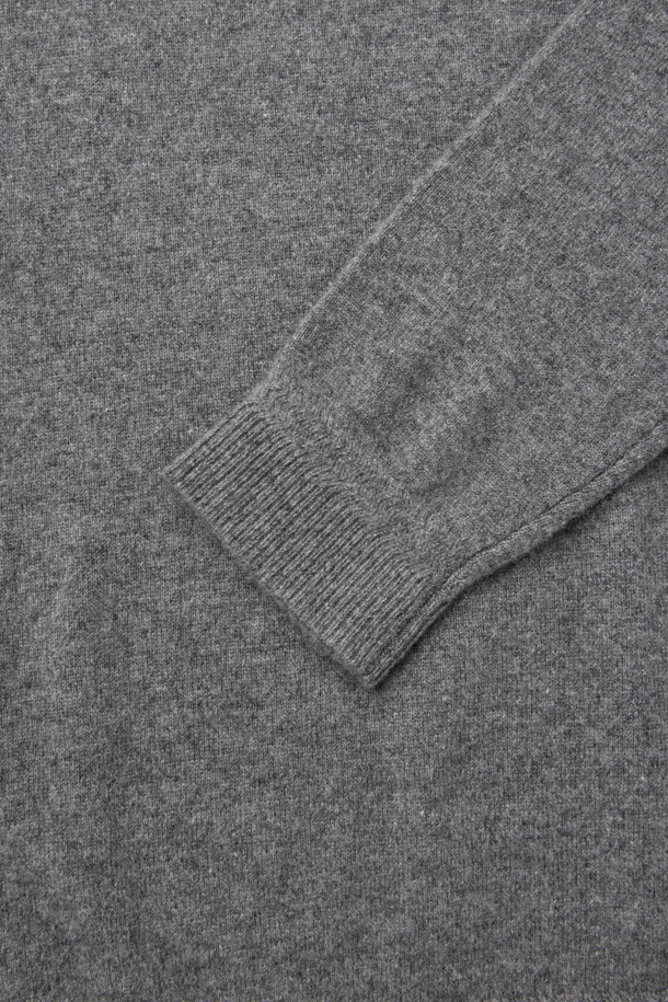 **켄싱턴 캐시미어100 카라넥 니트**는 부드러운 촉감과 따뜻함을 선사하는 겨울철 필수 아이템입니다. 멜란지 그레이 컬러의 무지 디자인에 캐시미어 100% 소재를 사용하여 고급스러움을 더했습니다. 3버튼 카라넥 디자인으로 클래식하면서도 미니멀한 스타일을 연출하며, 출근룩이나 비즈니스 캐주얼에도 잘 어울립니다. 두꺼운 두께감과 기모 효과로 포근함을 높였으며, 긴 소매 기장으로 보온성을 강화했습니다. 베이직한 디자인으로 다양한 스타일을 소화할 수 있는 활용도 높은 니트입니다.
