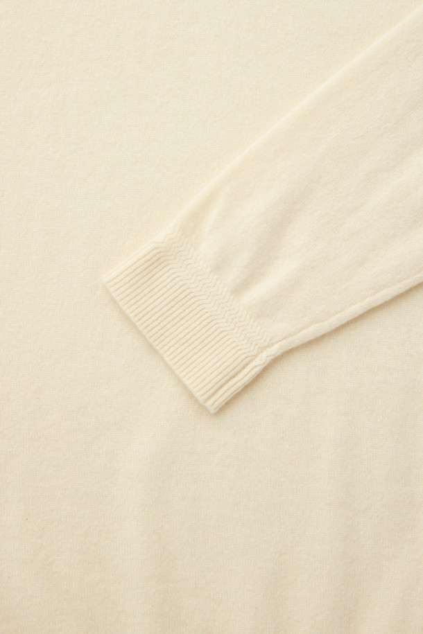 켄싱턴 캐시미어 100% 카라넥 니트는 부드러운 촉감의 캐시미어 100% 소재로 제작된 남성용 니트입니다. 두꺼운 두께감과 레귤러핏으로 제작되었으며, 베이직, 포멀, 캐주얼 스타일 모두 소화 가능합니다. 3버튼 카라 디자인과 볼륨감이 특징이며, 겨울철 출근룩, 비즈니스 캐주얼, 모임룩 등 다양한 TPO에 활용할 수 있습니다. 클래식, 미니멀, 캐주얼 스타일을 즐기는 남성에게 적합하며, 아이보리 색상의 무지 디자인으로 어떤 스타일에도 쉽게 매치할 수 있습니다. 긴 소매 기장의 레귤러 기장 니트입니다.
