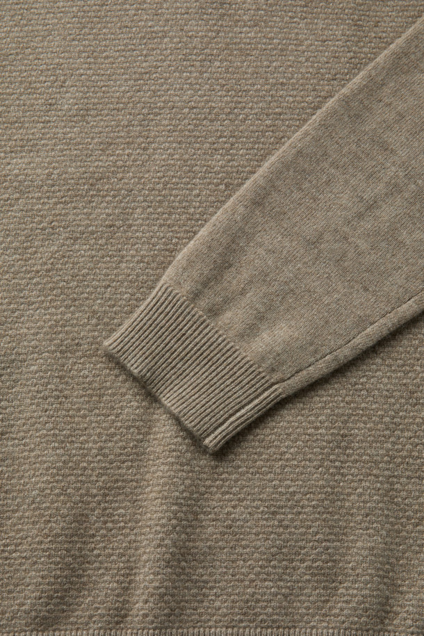 부드러운 캐시미어 100% 소재의 하프 터틀넥 니트입니다. 멜란지 베이지 컬러로 고급스러운 분위기를 연출하며, 레귤러 핏으로 편안하게 착용 가능합니다. 가을, 겨울 시즌에 어울리는 두꺼운 두께감과 볼륨감 있는 조직감으로 따뜻함을 더합니다. 출근룩과 모임룩, 클래식 또는 미니멀 스타일 모두 소화 가능한 아이템입니다. 긴 소매 기장으로 답답함 없이 세련된 스타일을 완성해 보세요.
