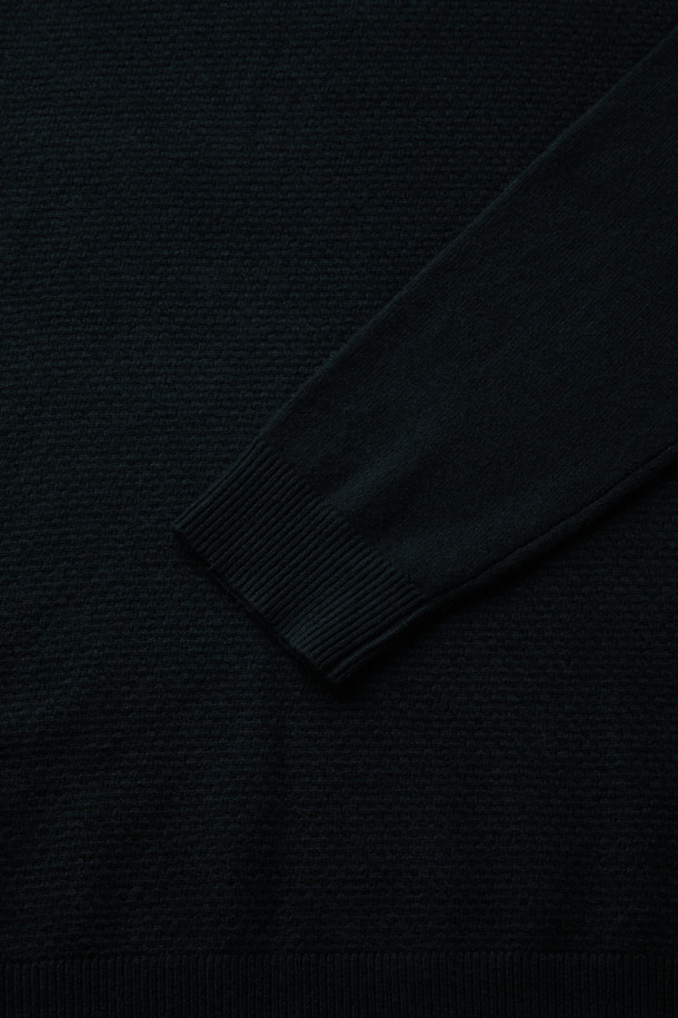 캐시미어 100% 소재의 하프 터틀넥 니트입니다. 은은한 광택과 부드러운 촉감, 볼륨감 있는 조직감이 특징이며, 가을과 겨울에 따뜻하게 착용하기 좋습니다. 베이직한 디자인으로 출근룩, 오피스룩, 모임룩 등 다양한 TPO에 활용 가능하며, 클래식, 미니멀, 시크 스타일을 연출하기 좋습니다. 레귤러 핏에 긴 소매 기장으로 제작되었으며, 블랙 컬러의 무지 디자인으로 어떤 스타일에도 쉽게 매치할 수 있습니다. 2/26수 원사를 사용하여 고급스러운 분위기를 더했습니다.
