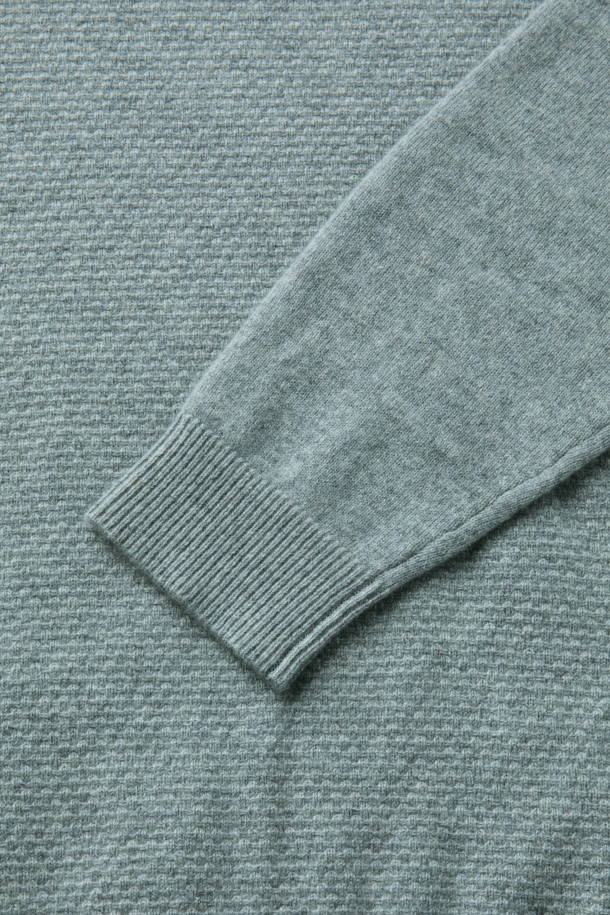 캐시미어 100% 소재로 제작된 하프 터틀넥 니트입니다. 은은하고 고급스러운 라이트 그레이 컬러로, 우아하고 베이직한 스타일을 연출합니다. 쌀쌀한 가을, 겨울 시즌에 포근함을 선사하며, 출근룩, 오피스룩, 모임룩 등 다양한 TPO에 활용 가능합니다. 볼륨감 있는 조직감과 부드러운 촉감으로 편안하게 착용할 수 있으며, 클래식하면서도 미니멀한 디자인으로 폭넓은 스타일을 소화합니다.
