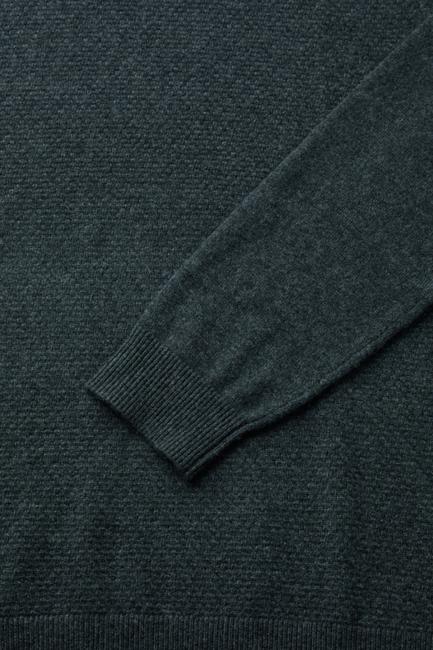 캐시미어 100% 풀 터틀넥 니트입니다. 부드러운 촉감과 두꺼운 두께감으로 겨울철 따뜻하게 착용하기 좋습니다. 차콜 그레이 색상에 베이직한 디자인으로, 출근룩이나 오피스룩 등 다양한 스타일에 활용할 수 있습니다. 2/26수 원사를 사용하여 고급스러운 퀄리티를 자랑하며, 탄탄한 넥 라인이 특징입니다. 겨울 시즌 이너 아이템으로 활용하기 좋은 레귤러 핏의 긴소매 니트입니다.
