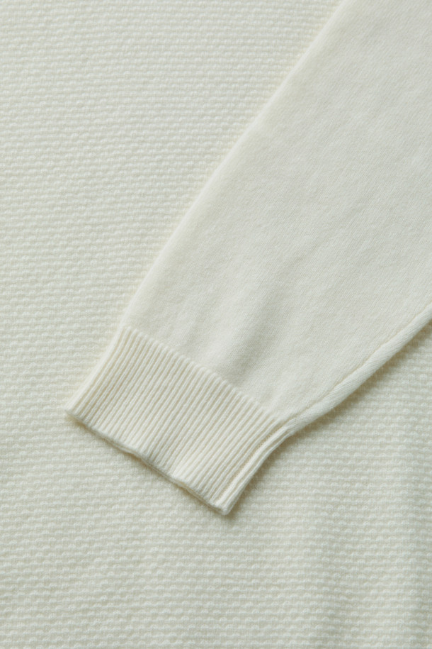 캐시미어 100% 풀 터틀넥 니트는 부드러운 촉감과 따뜻함을 선사하는 겨울철 필수 아이템입니다. 아이보리 색상의 무지 디자인으로, 클래식하고 미니멀한 스타일을 연출하여 출근룩에 적합합니다. 2/26수 원사의 캐시미어 100% 소재로 제작되어 고급스러움을 더하며, 탄탄한 넥라인은 오랫동안 변형 없이 착용 가능합니다. 긴 소매 기장으로 보온성을 높여 겨울철에도 스타일리시하게 연출할 수 있습니다.
