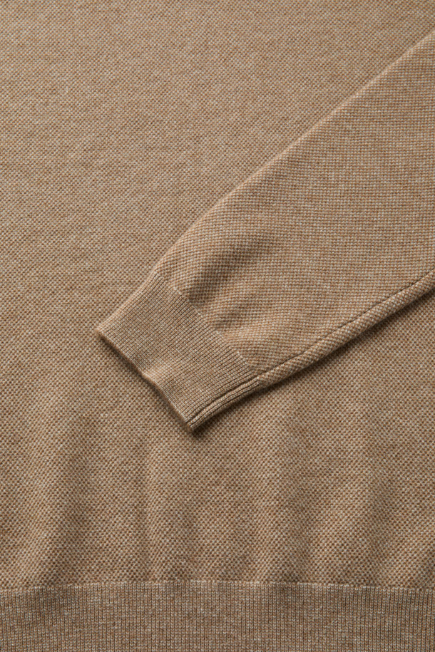 부드러운 울과 캐시미어 혼방 소재로 제작되어 포근한 착용감을 선사하는 울 캐시 투톤 카라넥 니트입니다. 클래식한 무드의 투톤 디자인과 카라넥 디테일, 두 개의 버튼이 특징이며, 레귤러핏으로 편안하게 착용 가능합니다. 가을, 겨울 시즌 데이트룩, 모임룩, 출근룩 등 다양한 TPO에 활용하기 좋습니다. 미니멀, 시크 스타일을 즐겨 입는 분들께 추천하며, 고급스러운 분위기를 연출합니다. 
