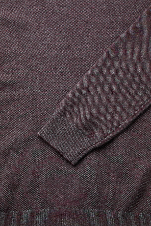 부드러운 울과 캐시미어 혼방 소재로 제작된 울 캐시 투톤 카라넥 니트입니다. 버건디와 멜란지 그레이 두 가지 색상으로 제공되며, 투톤 디자인이 특징입니다. 레귤러 핏에 긴 소매 기장으로, 가을과 겨울에 따뜻하게 착용할 수 있습니다. 카라넥과 투 버튼 디테일이 클래식한 무드를 더하며, 데이트룩, 출근룩, 모임룩 등 다양한 TPO에 활용 가능합니다. 미니멀, 캐주얼 스타일과도 잘 어울립니다.
