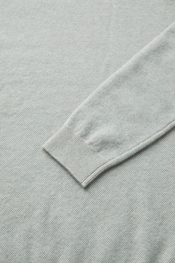 포근한 울과 캐시미어 혼방 소재로 제작된 여성용 울 캐시 투톤 하프 터틀넥 니트입니다. 부드러운 촉감과 두꺼운 두께감으로 가을, 겨울 시즌 따뜻하게 착용하기 좋습니다. 베이직하고 미니멀한 스타일로 출근룩, 모임룩 등 다양한 TPO에 활용 가능하며, 어떤 하의와도 잘 어울립니다. 아이보리, 베이지 두 가지 색상으로 만나보세요. 톤온톤 투톤 배색이 은은한 포인트를 더해줍니다.
