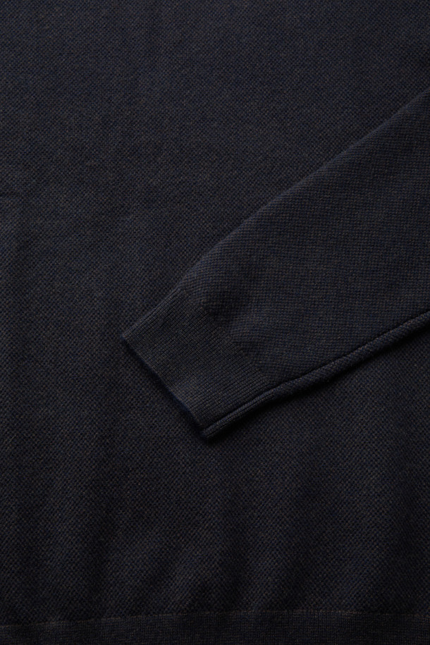 네이비와 브라운 두 가지 색상으로 출시된 울 캐시 투톤 하프 터틀넥 니트입니다. 울 70%와 캐시미어 30% 혼방 소재로 제작되어 부드러운 촉감을 선사하며, 겨울철 따뜻하게 착용할 수 있습니다. 레귤러 핏에 하프넥 디자인으로 클래식, 미니멀, 캐주얼 등 다양한 스타일을 연출하기 좋습니다. 출근룩이나 모임룩으로 활용하기 좋으며, 무지 패턴으로 어떤 하의와도 쉽게 매치할 수 있습니다. 긴 소매 기장의 두꺼운 두께감으로 포근함을 더했습니다.
