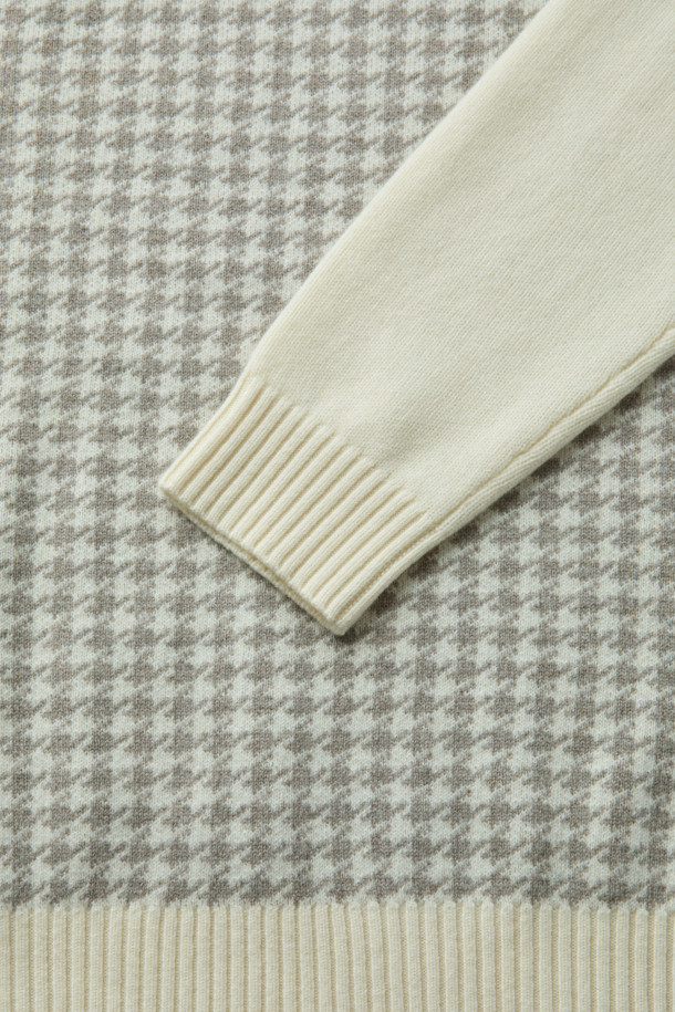 세련된 무드의 울 캐시 하운드투스 하프 터틀넥 니트입니다. 부드러운 촉감의 울과 캐시미어 혼방 소재로 제작되어 가을, 겨울 시즌에 따뜻하게 착용할 수 있습니다. 베이직하면서도 클래식한 하운드투스 패턴과 배색 디자인이 돋보이며, 레귤러핏과 크롭 기장으로 세련된 실루엣을 연출합니다. 하프넥 디자인으로 목을 감싸주어 보온성을 높였으며, 출근룩, 모임룩, 데이트룩 등 다양한 TPO에 활용 가능합니다. 클래식, 미니멀, 시크 스타일을 즐기는 여성분들께 추천합니다.
