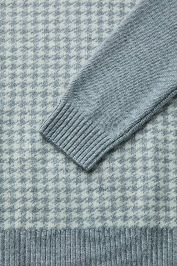 울과 캐시미어 혼방 소재로 제작된 하운드투스 패턴의 하프 터틀넥 니트입니다. 부드러운 촉감과 두꺼운 두께로 따뜻함을 선사하며, 가을, 겨울 시즌에 활용하기 좋습니다. 레귤러핏으로 제작되었으며, 베이직하고 클래식한 스타일을 연출합니다. 그레이, 민트 두 가지 색상으로 출시되었으며, 배색 디테일이 돋보입니다. 출근룩과 모임룩 모두에 잘 어울리는 스타일리시한 아이템입니다.
