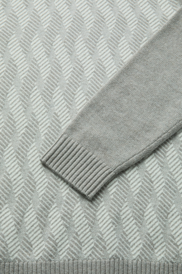 세련된 스타일을 완성하는 울 캐시 지오메트리 풀 터틀넥 니트입니다. 울 70%와 캐시미어 30% 혼방 소재로 제작되어 부드러운 촉감과 뛰어난 보온성을 자랑합니다. 레귤러핏에 긴소매 기장으로 디자인되어 가을, 겨울철 데일리룩은 물론 출근룩과 모임룩에도 활용하기 좋습니다. 베이직하고 미니멀한 무드의 그레이 컬러에 지오메트릭 패턴으로 포인트를 더했으며, 터틀넥 디자인으로 세련된 분위기를 연출합니다. 클래식, 미니멀, 캐주얼 등 다양한 스타일과 매치하여 폭넓게 활용해보세요.
