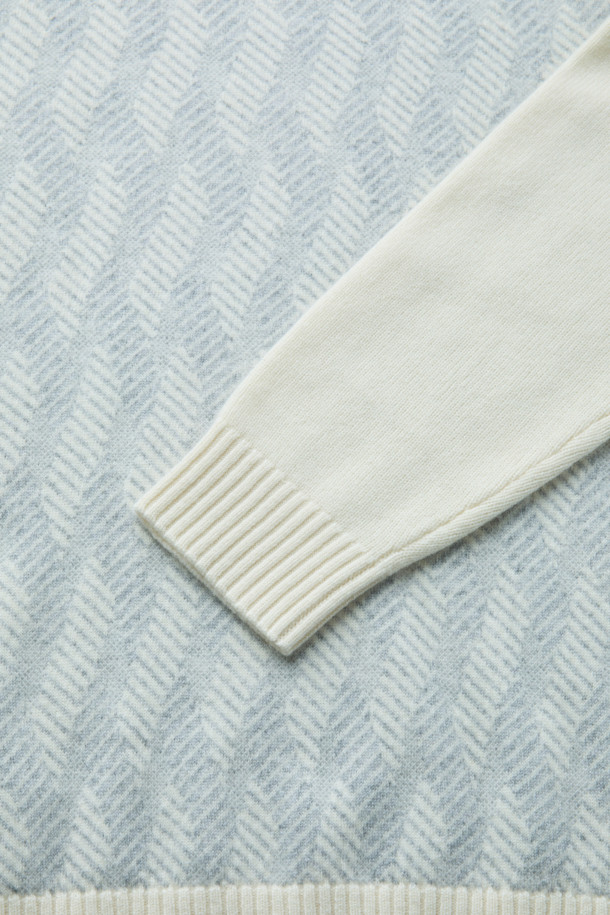 울과 캐시미어 혼방으로 제작된 여성용 풀 터틀넥 니트입니다. 아이보리, 하늘색 두 가지 색상으로 출시되었으며, 겨울철 출근룩에 클래식, 미니멀, 캐주얼 스타일을 더해줍니다. 레귤러핏에 레귤러 기장으로 편안하게 착용 가능하며, 두꺼운 두께감으로 따뜻함을 선사합니다. 지오메트릭 패턴으로 포인트를 주어 세련된 분위기를 연출하며, 부드러운 촉감이 특징입니다. 울 70%, 캐시미어 30% 혼방으로 제작되어 고급스러운 퀄리티를 자랑합니다.
