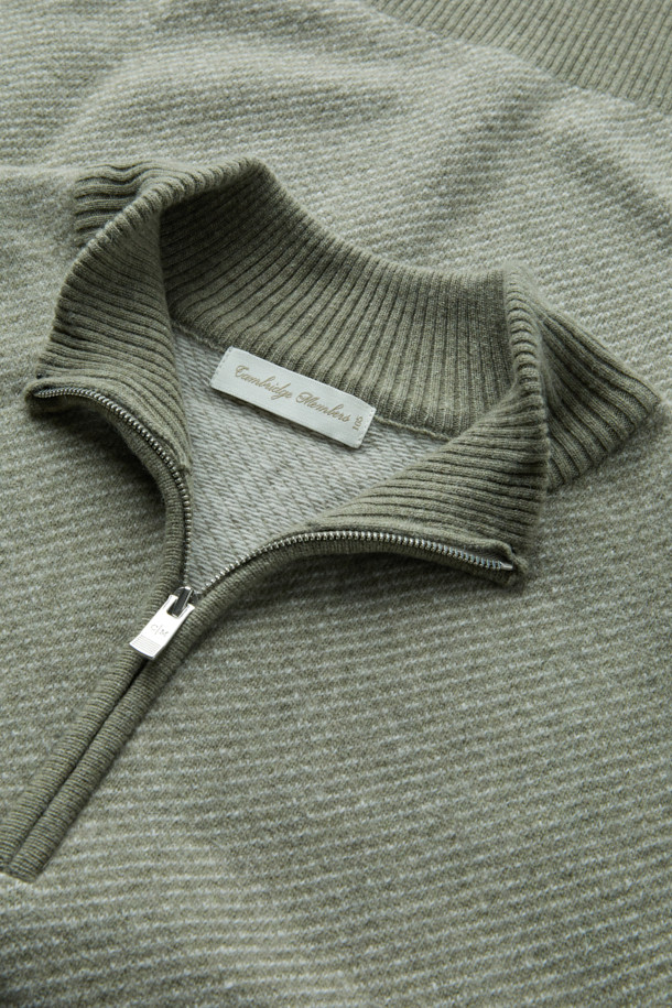 가을, 겨울 시즌에 어울리는 울 캐시 오블리크 라인 하프 집업 니트입니다. 부드러운 촉감의 울과 캐시미어 혼방 소재로 제작되어 따뜻하고 편안한 착용감을 선사합니다. 하프넥 디자인과 레귤러 핏으로, 베이직하면서도 미니멀한 스타일을 연출합니다. 카키 컬러와 자카드, 트윌 패턴이 은은한 포인트를 더하며, 레이어드 스타일링이 가능하여 다양한 룩에 활용할 수 있습니다. 출근룩, 모임룩 등 TPO에 맞춰 클래식, 미니멀, 캐주얼 스타일로 연출해보세요.
