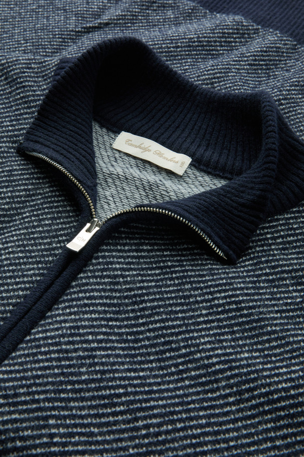 다크 네이비와 아이보리 두 가지 색상으로 출시된 울 캐시 오블리크 라인 하프 집업 니트입니다. 울과 캐시미어 혼방 소재로 제작되어 부드러운 촉감과 뛰어난 보온성을 자랑하며, 가을/겨울 시즌에 활용하기 좋습니다. 하프넥 디자인과 긴 소매 기장으로 클래식, 미니멀, 캐주얼 등 다양한 스타일을 연출할 수 있습니다. 자카드 & 트윌 패턴이 은은하게 돋보이며, 레이어드 스타일링에도 용이하여 출근룩, 모임룩 등 TPO에 맞춰 폭넓게 활용 가능합니다.
